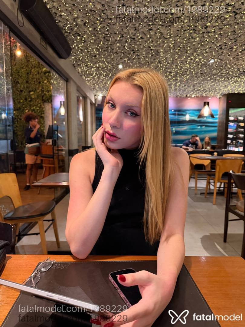 Acompanhante mulher trans com cabelo castanho de olhos mel em Campinas - Cecília Richthofen