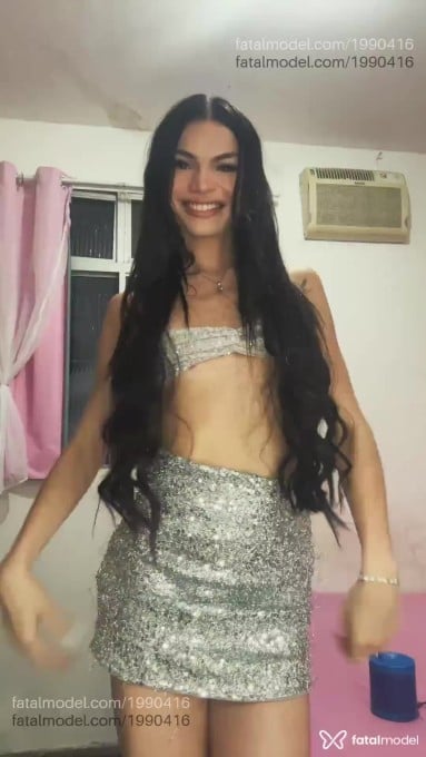 Acompanhante mulher trans com cabelo castanho de olhos verdes em Porto Alegre - Vitoria Elen