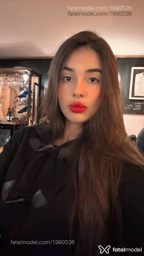 Acompanhante mulher com cabelo castanho de olhos castanhos - Liz Moreira