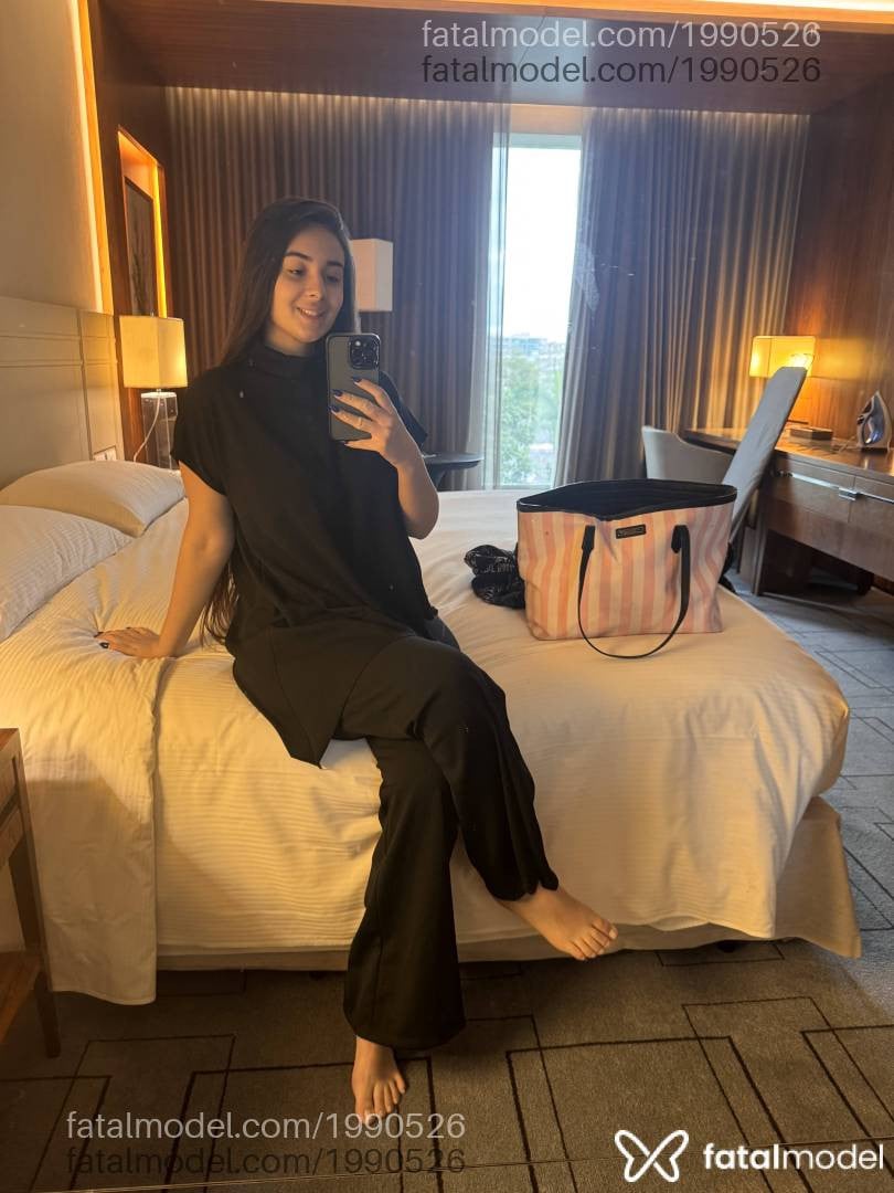 Acompanhante mulher com cabelo castanho de olhos castanhos - Liz Moreira