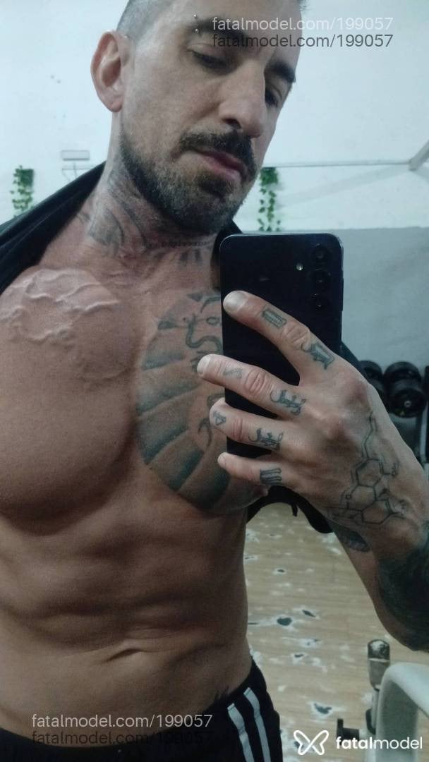 Acompanhante homem com cabelo castanho de olhos castanhos - Pietro