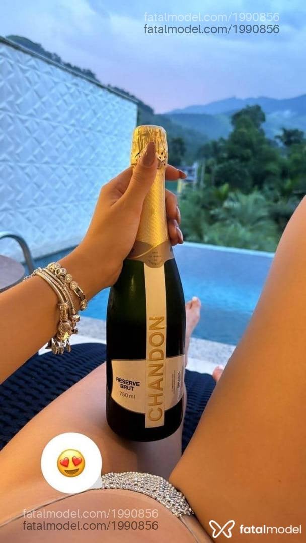 Acompanhante mulher morena (o) de olhos castanhos em Costa Rica - Mel