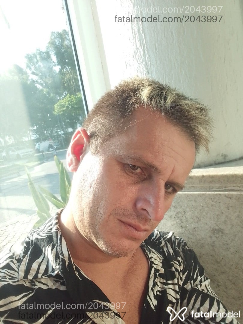 Acompanhante homem com cabelo colorido de olhos castanhos em Rio de Janeiro Acompanhante homem com cabelo colorido de olhos castanhos em Rio de Janeiro - Samuka