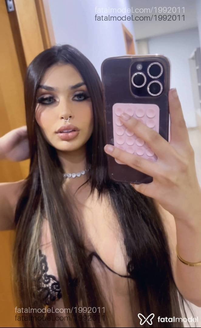 Acompanhante mulher com cabelo castanho de olhos azuis - Isabella Luxe