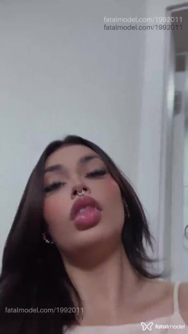 Acompanhante mulher com cabelo castanho de olhos azuis em Guarapuava - Isabella Luxe