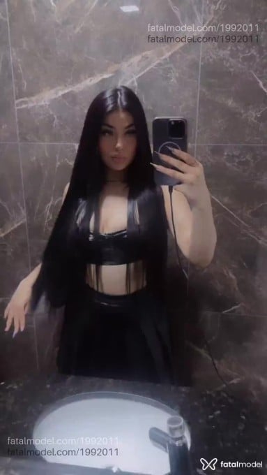 Acompanhante mulher com cabelo castanho de olhos azuis em Guarapuava - Isabella Luxe