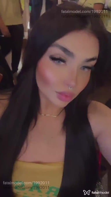 Acompanhante mulher com cabelo castanho de olhos azuis em Guarapuava - Isabella Luxe