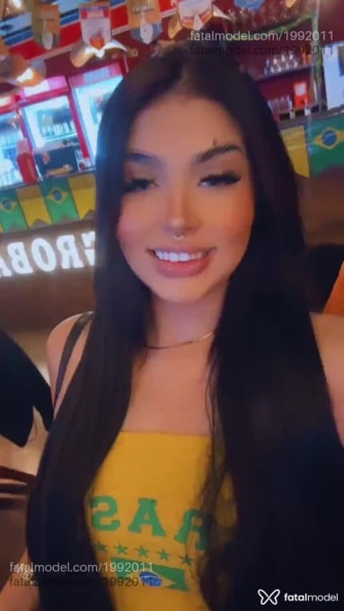 Acompanhante mulher com cabelo castanho de olhos azuis em Guarapuava - Isabella Luxe