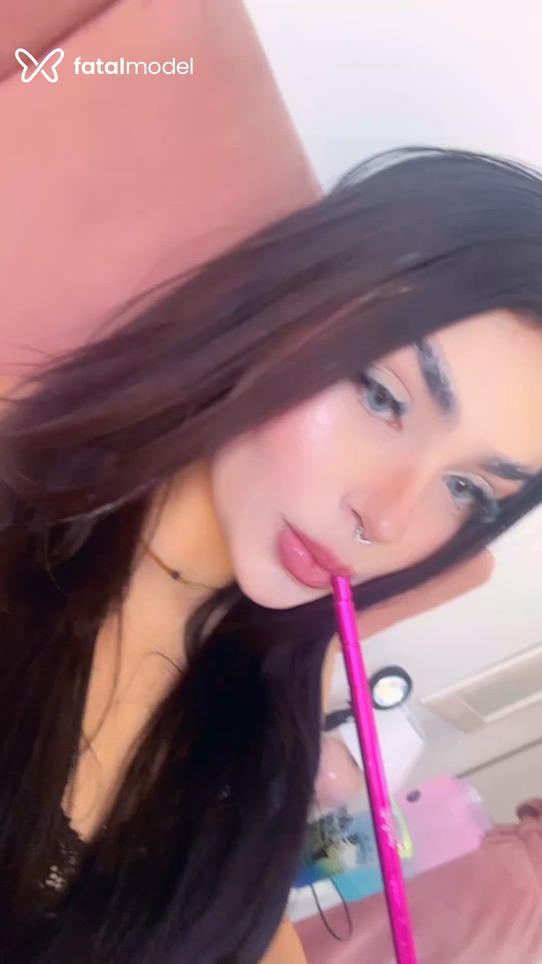 Acompanhante mulher com cabelo castanho de olhos azuis em Guarapuava - Isabella Luxe
