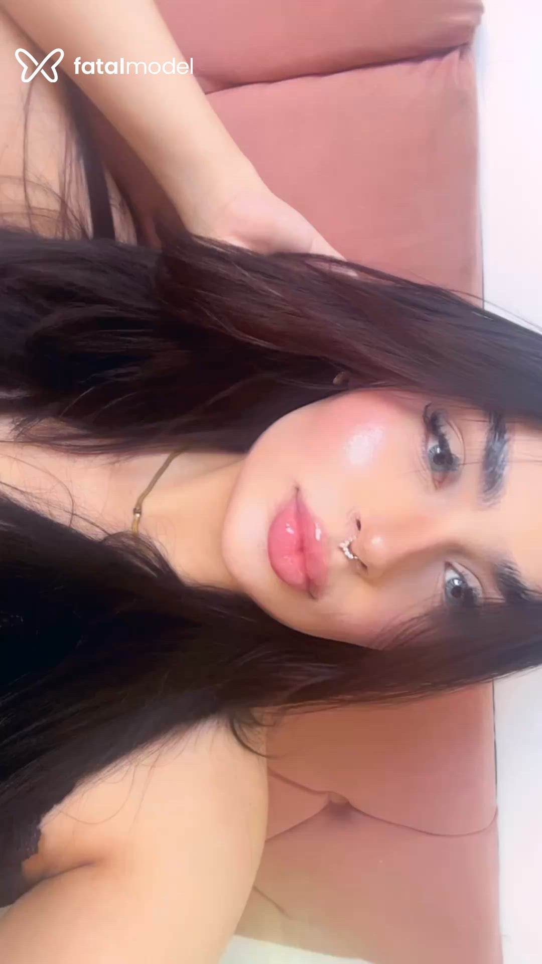 Acompanhante mulher com cabelo castanho de olhos azuis em Guarapuava - Isabella Luxe
