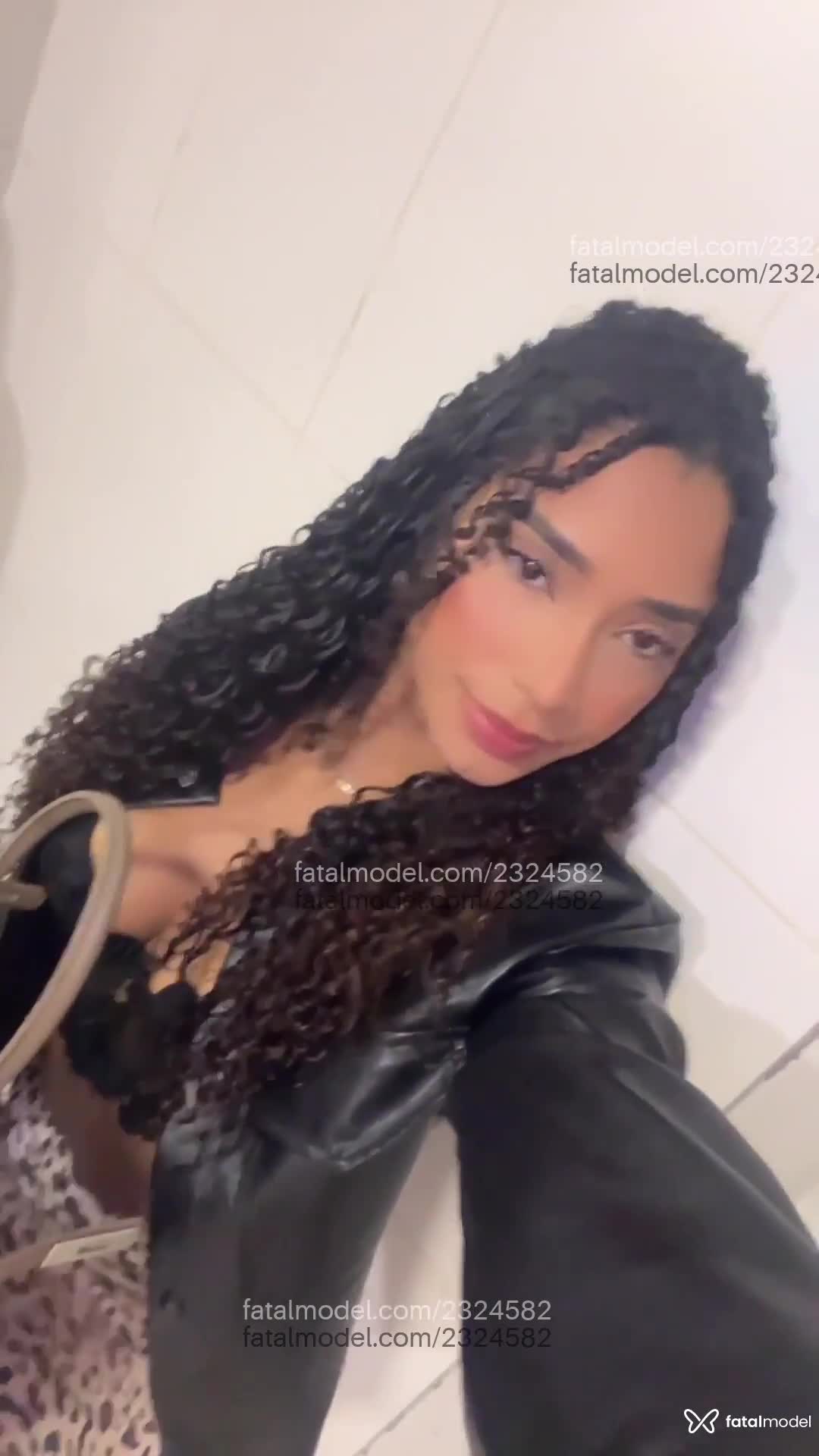 Acompanhante mulher morena (o) de olhos pretos em São Paulo Acompanhante mulher morena (o) de olhos pretos em São Paulo - Luh Frazão