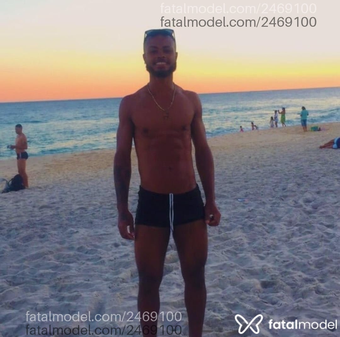 Acompanhante homem sem cabelo de olhos castanhos - Vinícius Acompanhante homem sem cabelo de olhos castanhos - Vinícius
