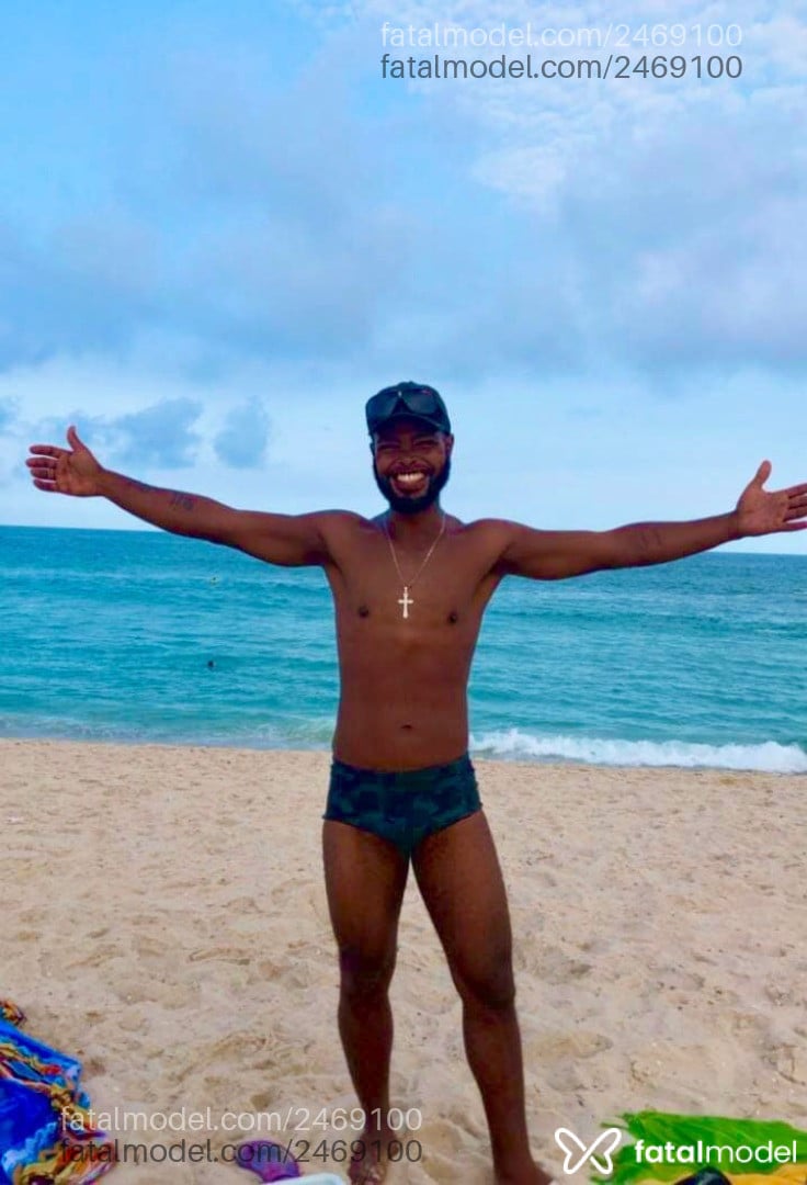Acompanhante homem sem cabelo de olhos castanhos - Vinícius Acompanhante homem sem cabelo de olhos castanhos - Vinícius
