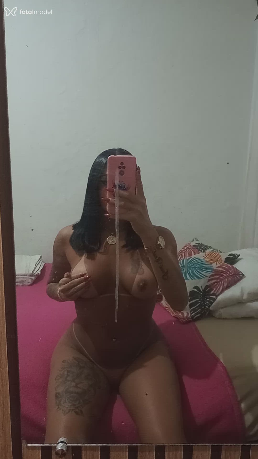 Acompanhante mulher trans com cabelo castanho de olhos castanhos - Julinha Tavares