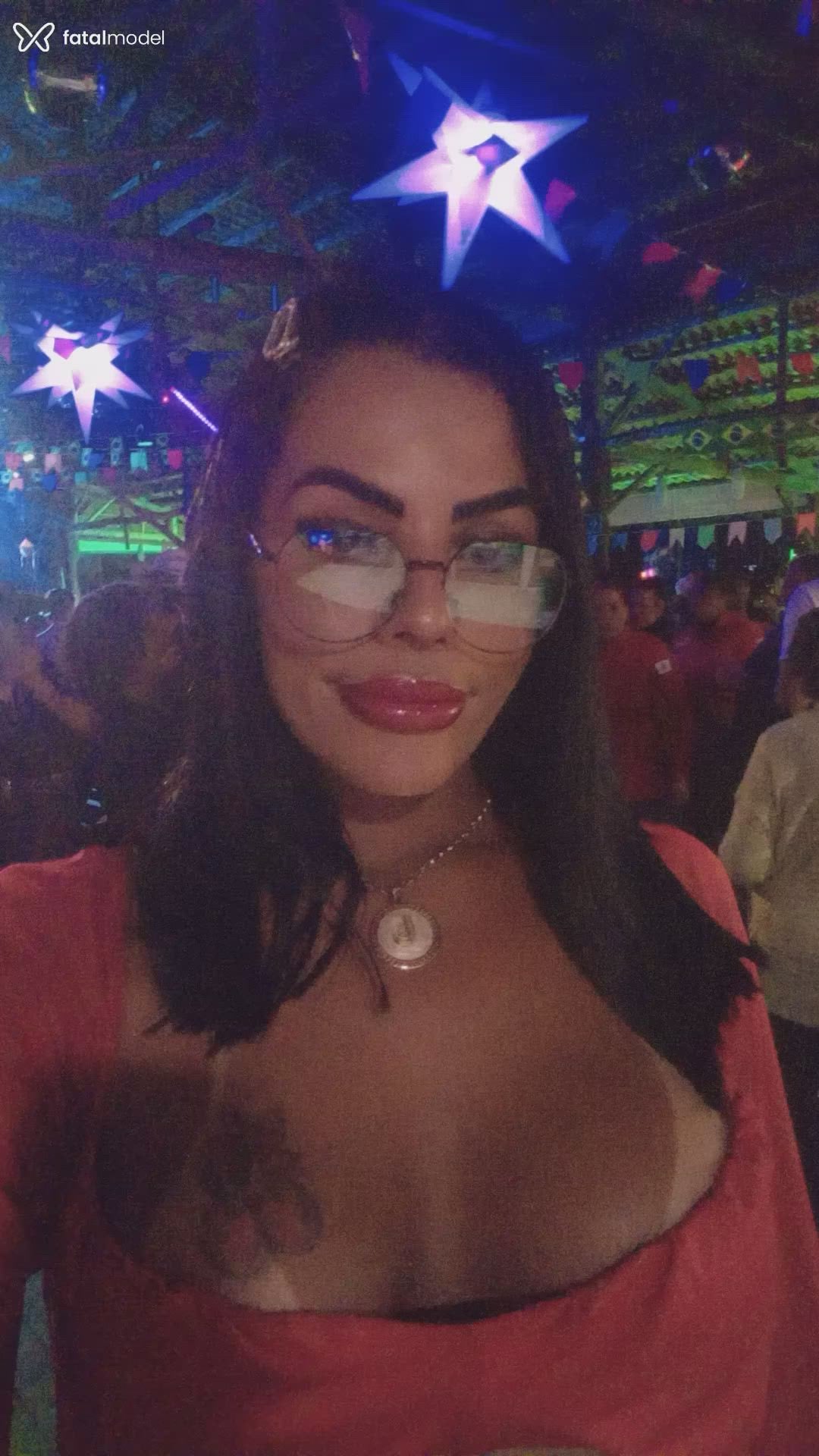 Acompanhante mulher trans com cabelo castanho de olhos castanhos - Julinha Tavares