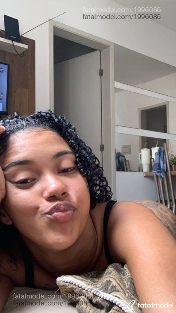 Acompanhante mulher com cabelo castanho de olhos pretos - Jade Acompanhante mulher com cabelo castanho de olhos pretos - Jade