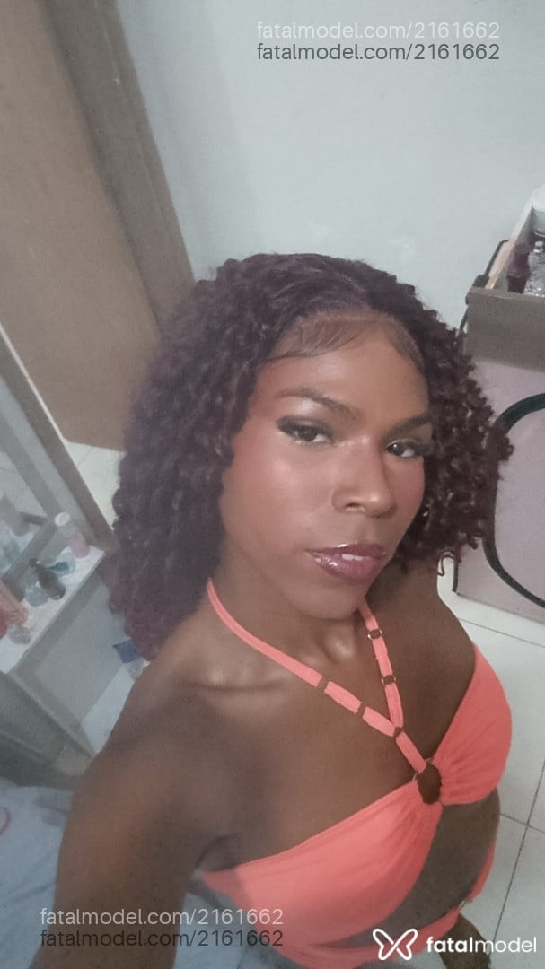 Acompanhante mulher trans com cabelo castanho de olhos castanhos em Niterói - íris