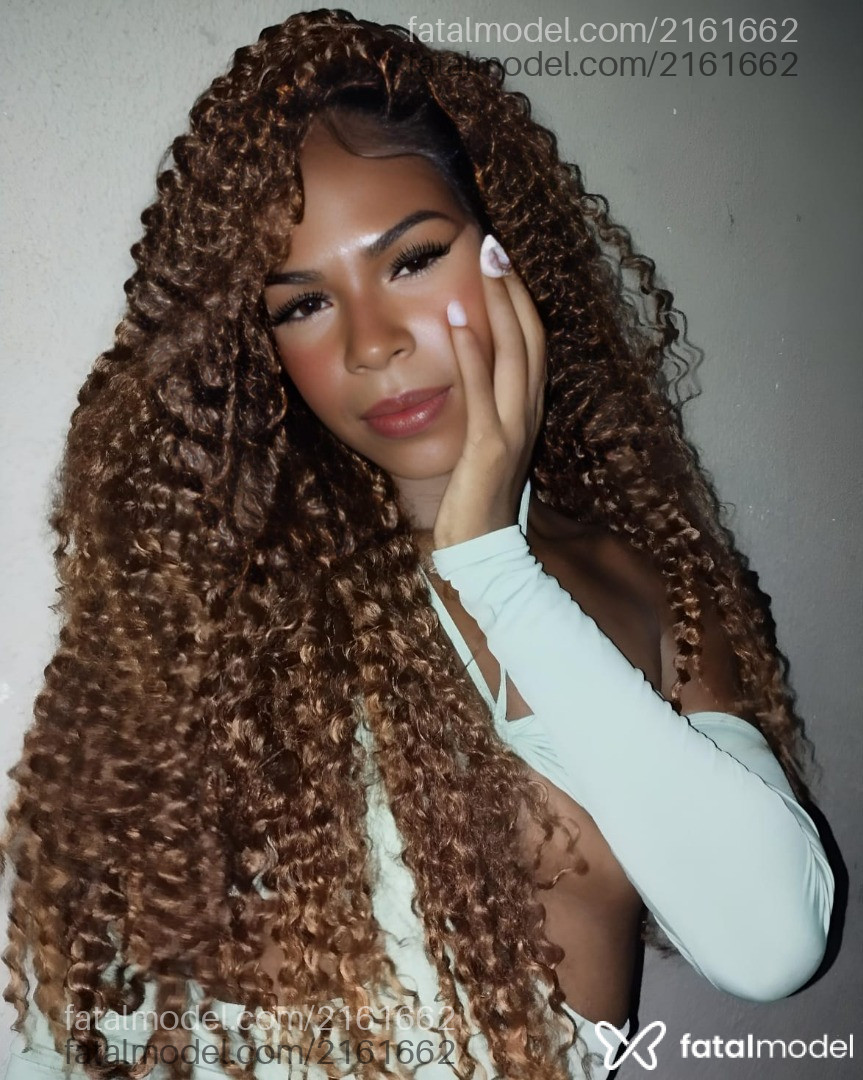 Acompanhante mulher trans com cabelo castanho de olhos castanhos em Niterói - íris