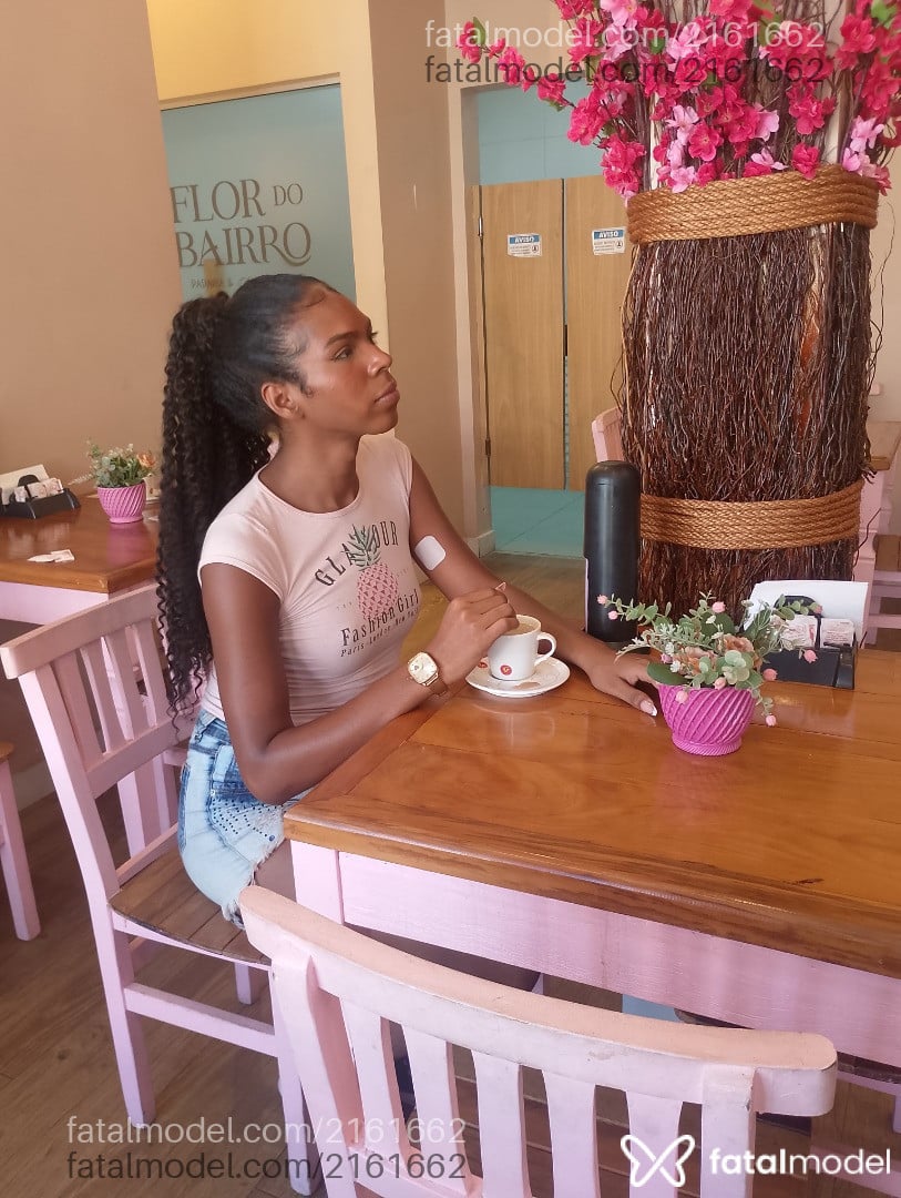 Acompanhante mulher trans com cabelo castanho de olhos castanhos em Niterói - íris