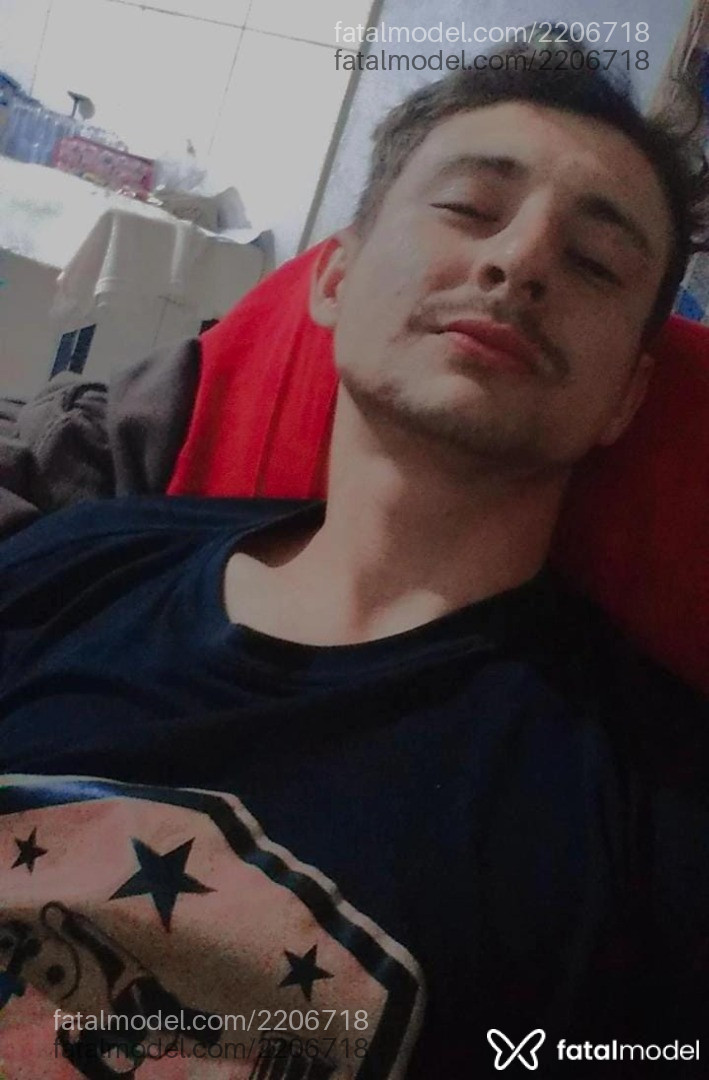 Acompanhante homem com cabelo castanho de olhos castanhos em Virtual - Eduardo