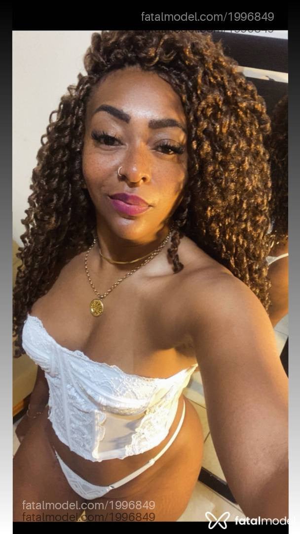 Acompanhante mulher com cabelo castanho de olhos pretos - Cátia Becker