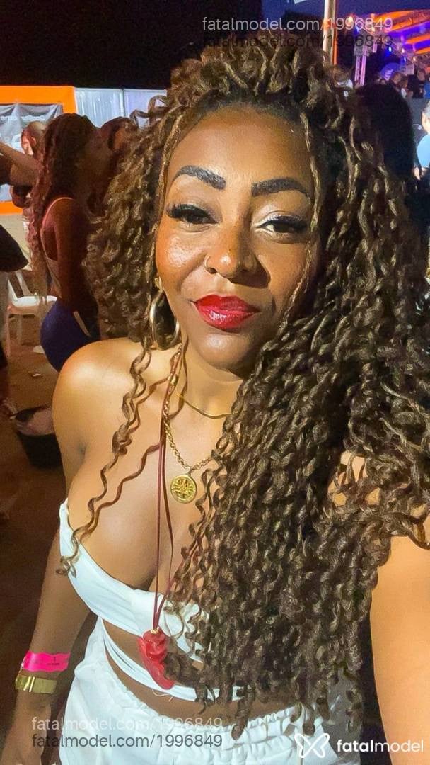 Acompanhante mulher com cabelo castanho de olhos pretos - Cátia Becker