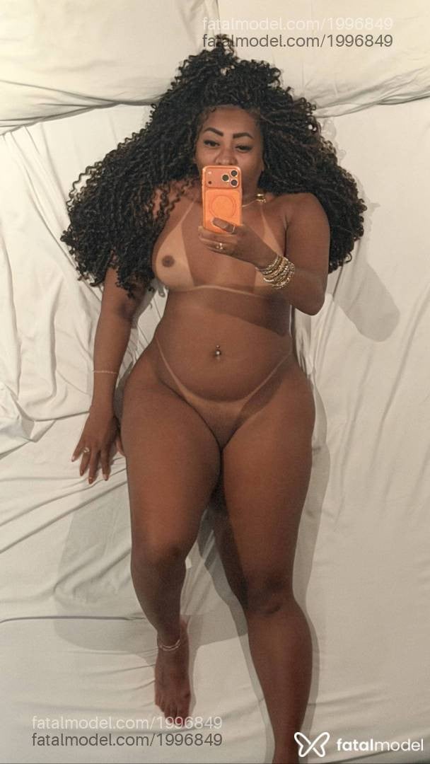 Acompanhante mulher com cabelo castanho de olhos pretos - Cátia Becker