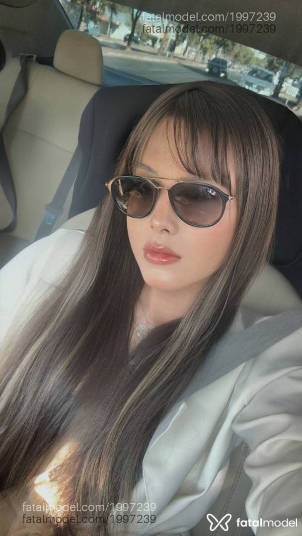 Acompanhante mulher trans com cabelo castanho de olhos castanhos - Lara
