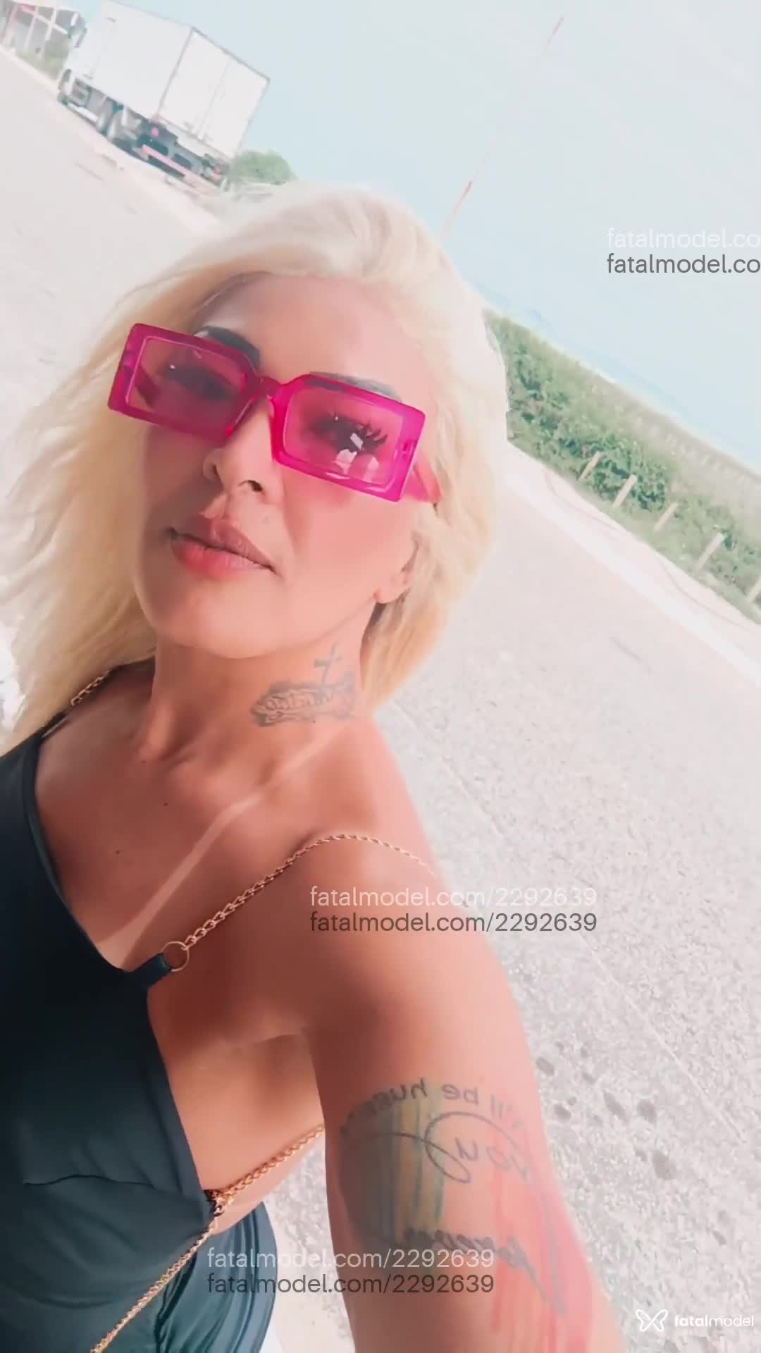 Acompanhante mulher loira (o) de olhos castanhos - Carol