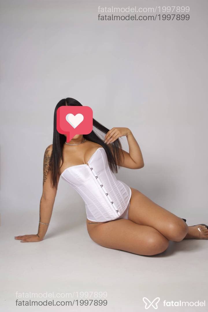 Acompanhante mulher com cabelo castanho de olhos castanhos - Jade Moura