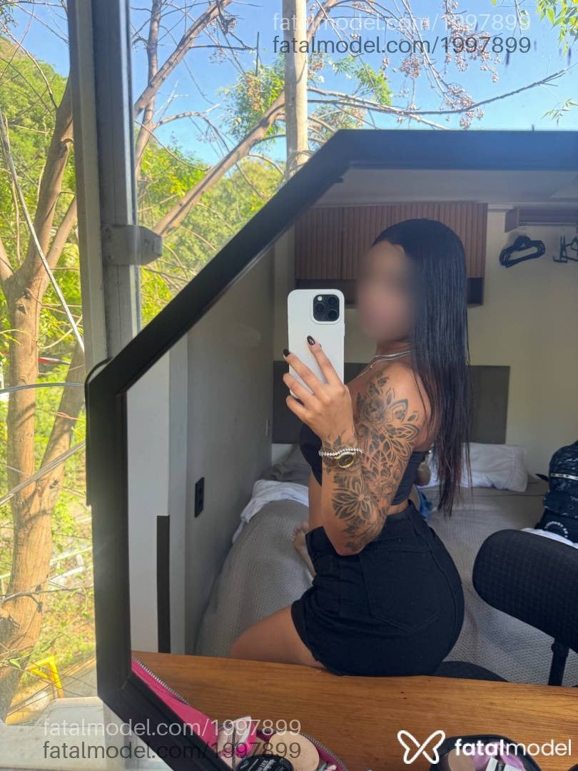 Acompanhante mulher com cabelo castanho de olhos castanhos - Jade Moura