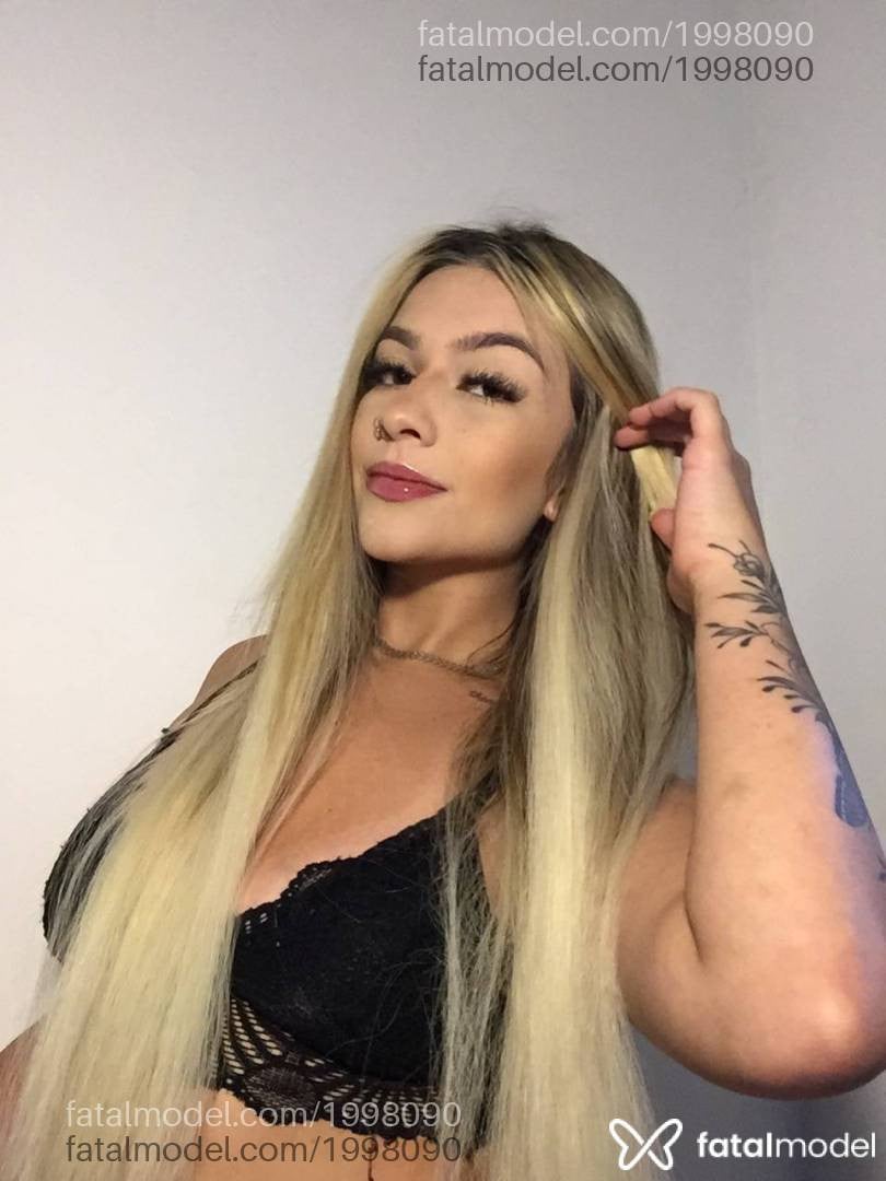 Acompanhante mulher loira (o) de olhos castanhos - Antonella