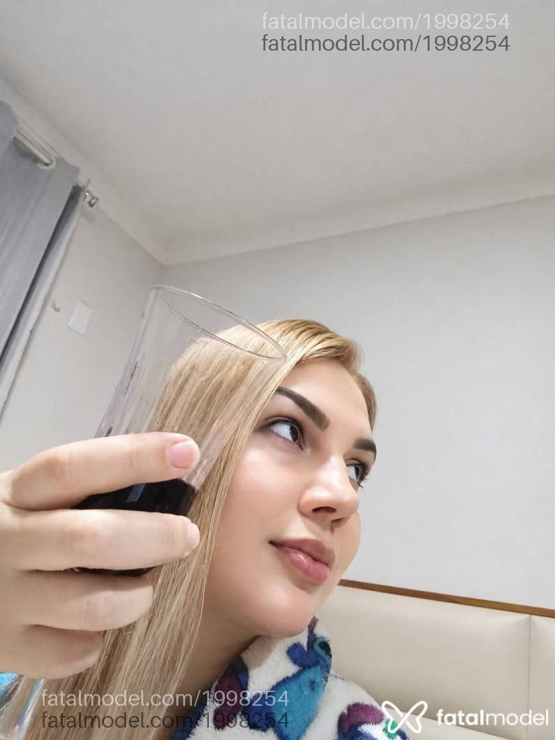 Acompanhante mulher loira (o) de olhos castanhos - Fernanda