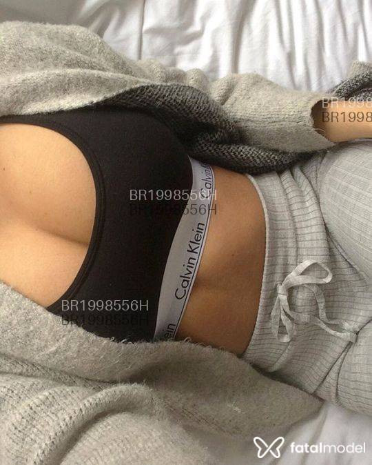 Acompanhante mulher com cabelo castanho de olhos castanhos em Virtual Acompanhante mulher com cabelo castanho de olhos castanhos em Virtual - Sophia