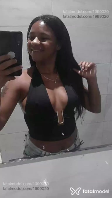 Acompanhante mulher morena (o) de olhos pretos em Virtual Acompanhante mulher morena (o) de olhos pretos em Virtual - Larissa