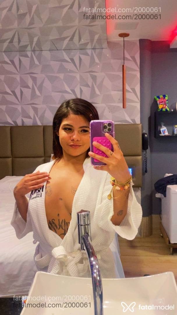 Acompanhante mulher com cabelo castanho de olhos castanhos - Japonesa