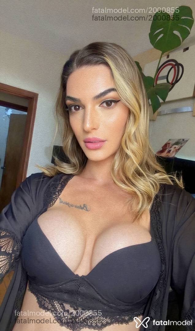 Acompanhante mulher trans loira (o) de olhos castanhos - Yasmin