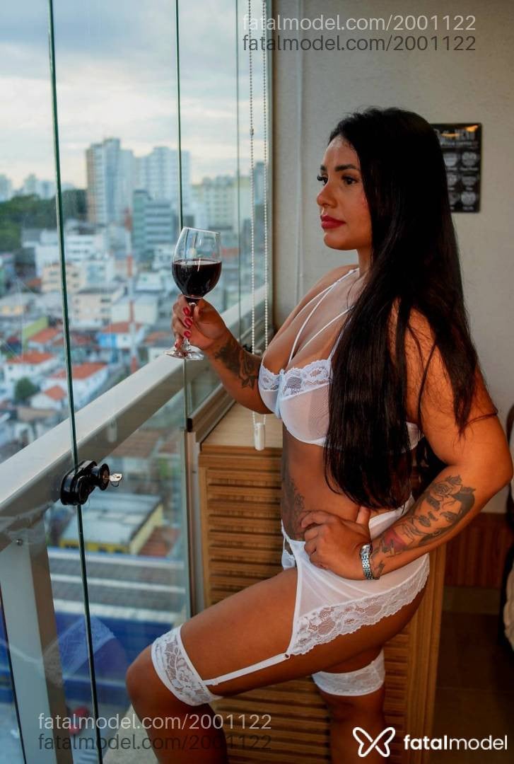 Acompanhante mulher com cabelo castanho de olhos pretos - Bruna