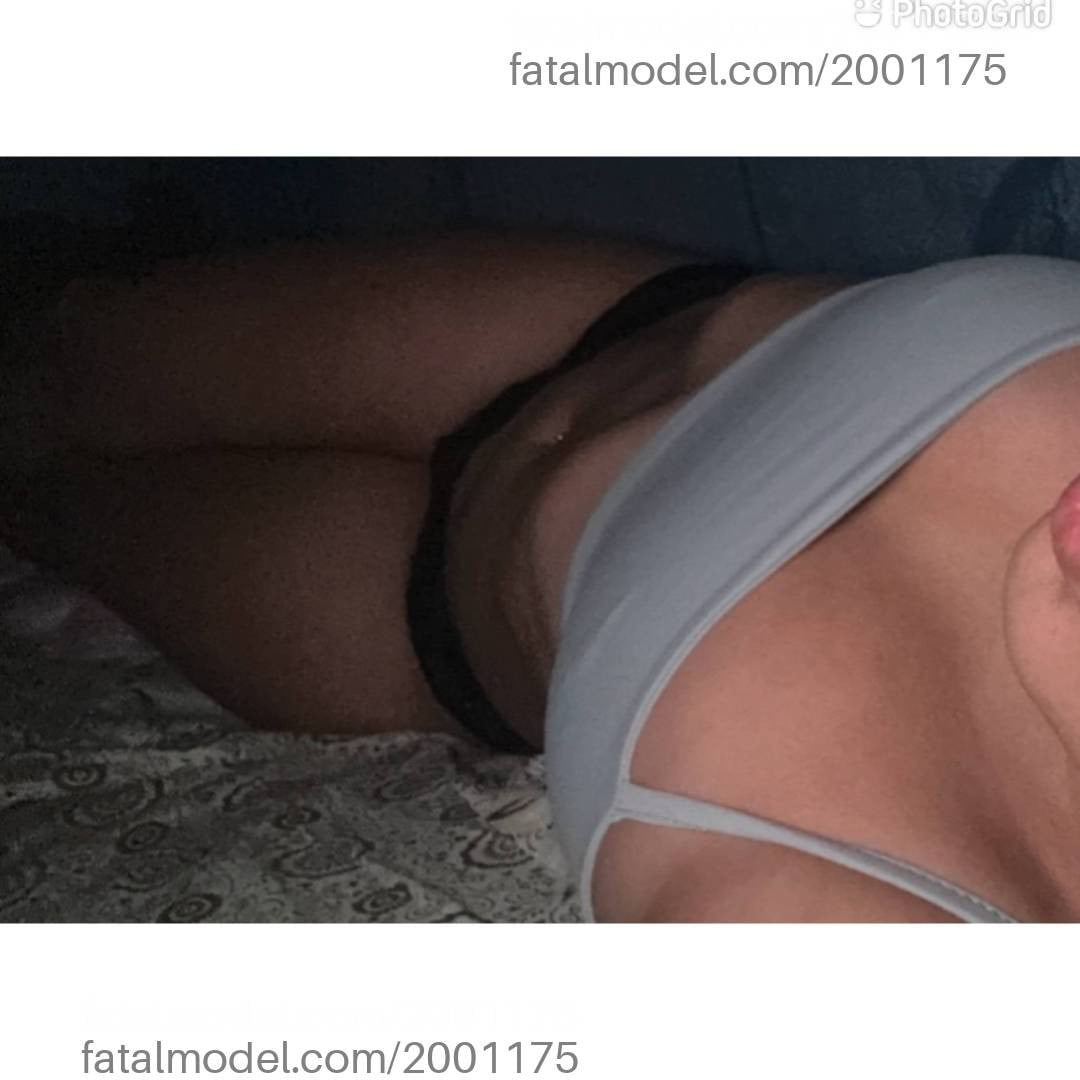 Acompanhante mulher com cabelo colorido de olhos verdes - Eloize