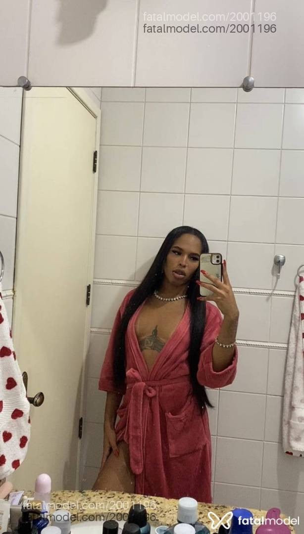 Acompanhante mulher trans morena (o) de olhos castanhos - íriis Prado