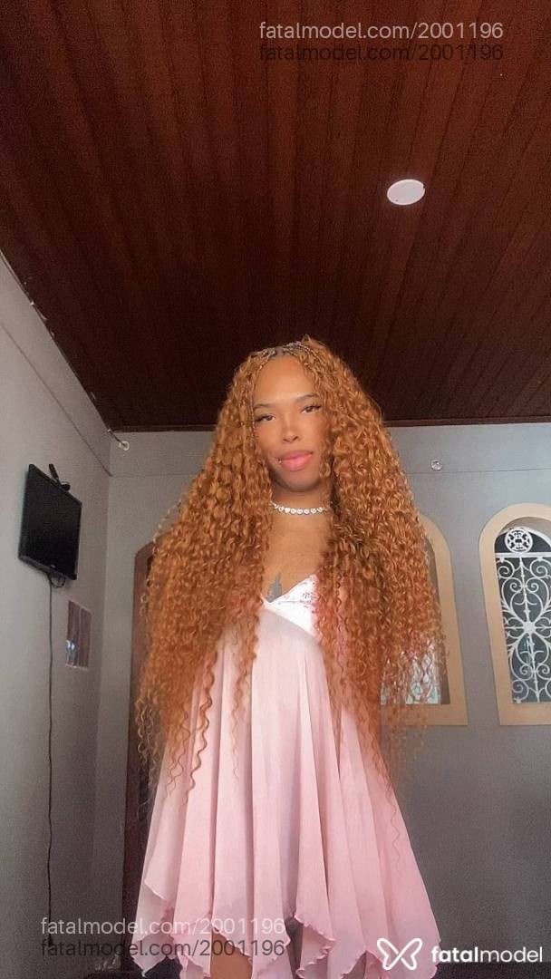 Acompanhante mulher trans morena (o) de olhos castanhos - íriis Prado