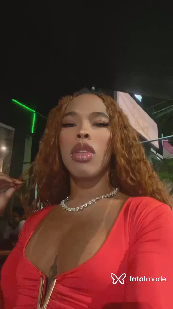 Acompanhante mulher trans morena (o) de olhos castanhos - íriis Prado