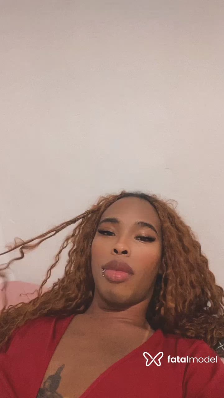 Acompanhante mulher trans morena (o) de olhos castanhos - íriis Prado