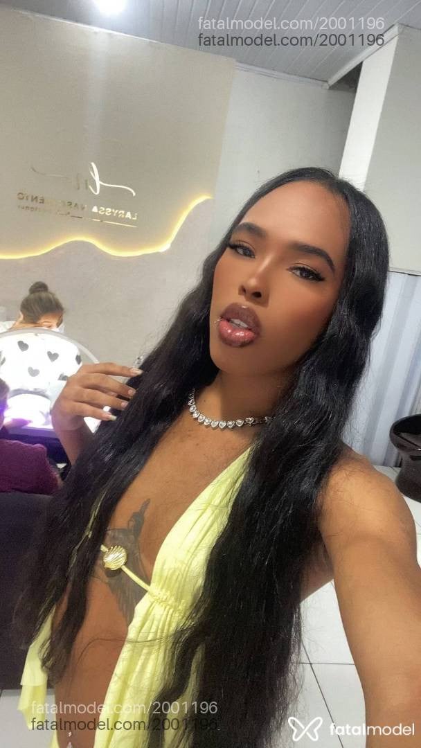 Acompanhante mulher trans morena (o) de olhos castanhos - íriis Prado