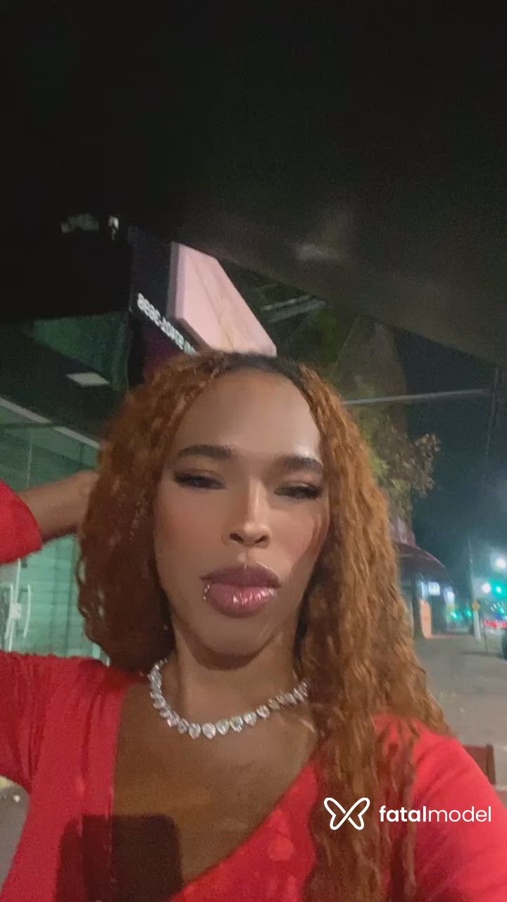 Acompanhante mulher trans morena (o) de olhos castanhos - íriis Prado