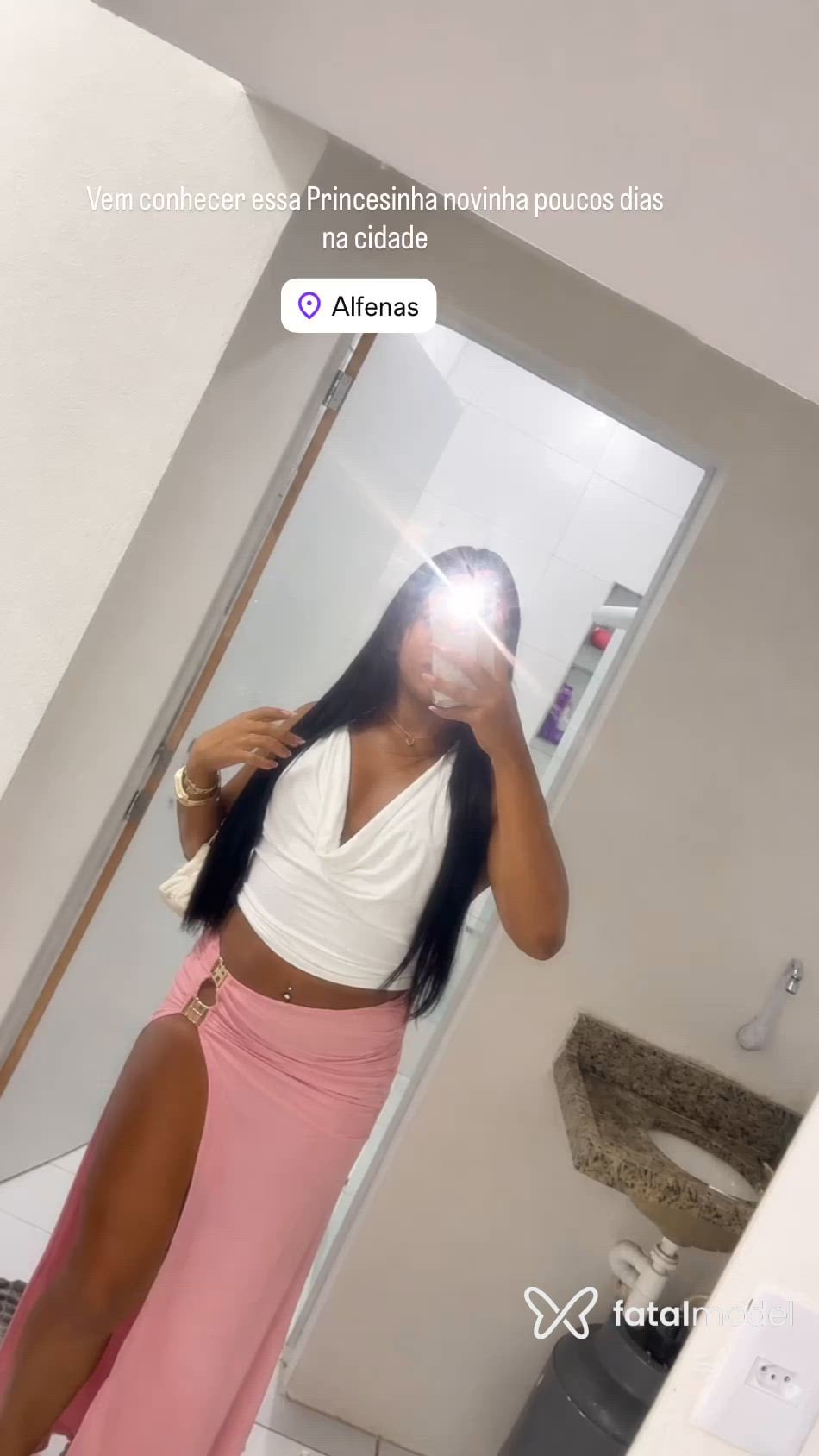 Acompanhante mulher trans morena (o) de olhos castanhos - Vitória