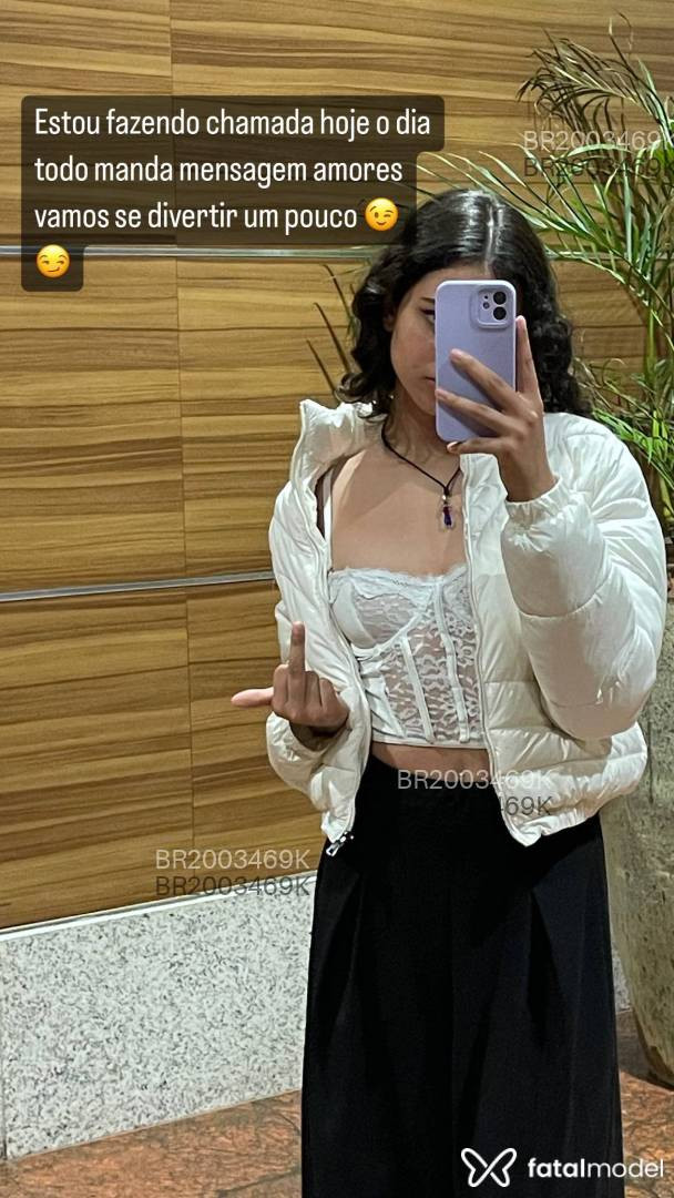 Acompanhante mulher com cabelo colorido de olhos castanhos em Virtual - Mia Mely