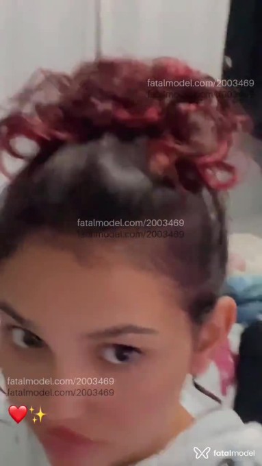 Acompanhante mulher com cabelo colorido de olhos castanhos em Virtual - Mia Mely