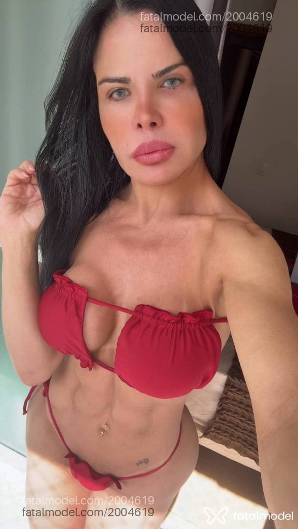 Acompanhante mulher morena (o) de olhos azuis - Fantine