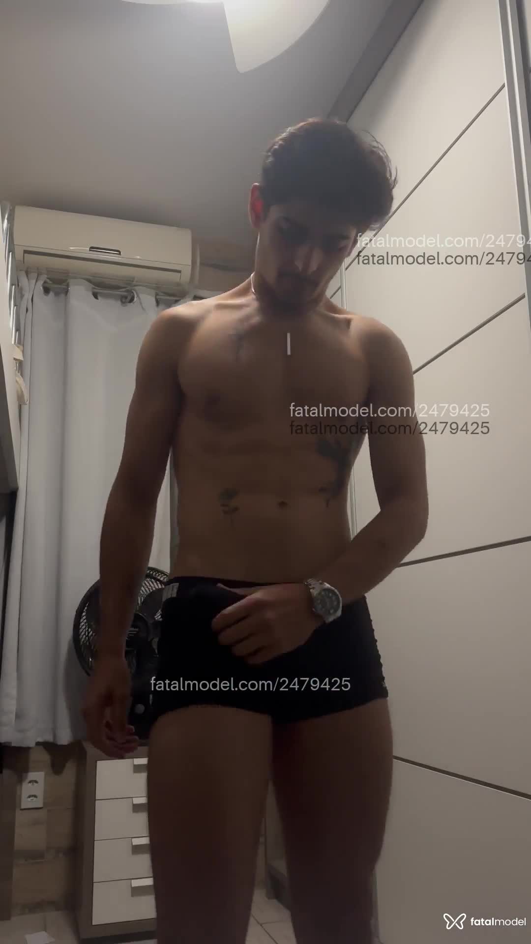 Acompanhante homem com cabelo castanho de olhos verdes - Mteu Costa Acompanhante homem com cabelo castanho de olhos verdes - Mteu Costa